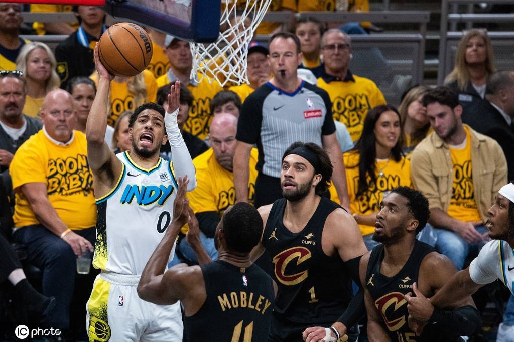 残暴！步行者半场三分18中12 领先骑士41分